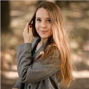 insegnante di inglese . 10 anni di esperienza come insegnante. Non parlo bene l'italiano